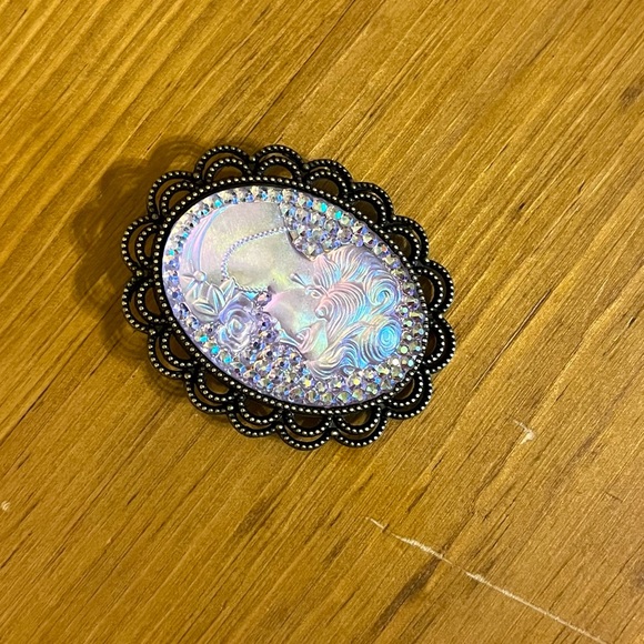 Iridescent Cameo brooch on a bronze background with double half ovals 1 3/4” - Picture 5 of 9